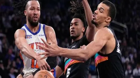 辽篮与山东激战，裁判争议频发，韩德君6分钟内五犯离场，杨鸣遭监督官员驱逐